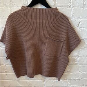 Entro ribbed knit cropped sweater in size Large